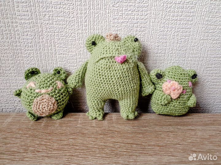 Вязаные лягушки