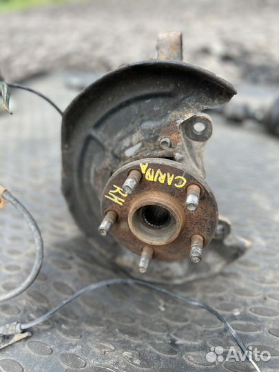 Поворотный кулак правый Toyota Carina ST215