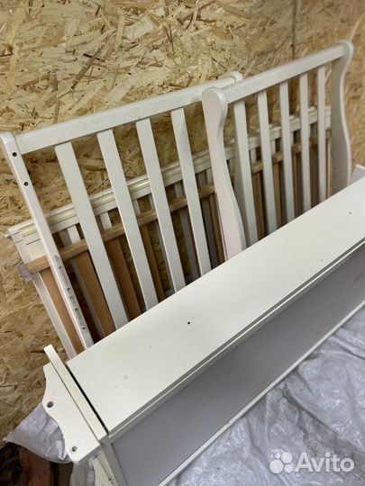 Детская кроватка с маятником и ящиком