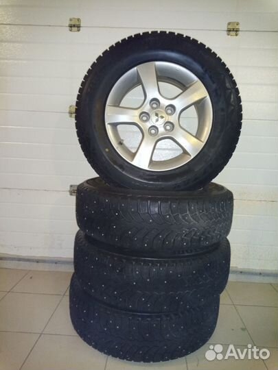 Bridgestone Blizzak Spike-01 215/70 R16 100
