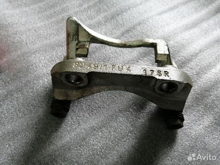 Скоба тормозного суппорта пер. прав Logan, Sandero