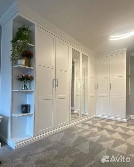 Большой шкаф с зеркалом