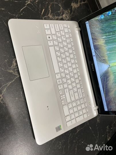 Белоснежный sony vaio, тоненький