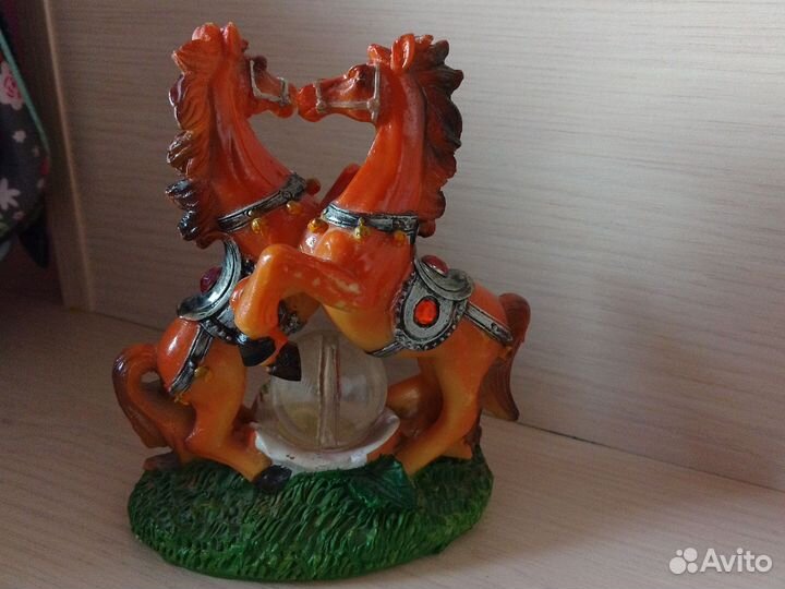 Статуя лошадок