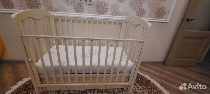 Детская кроватка с маятником