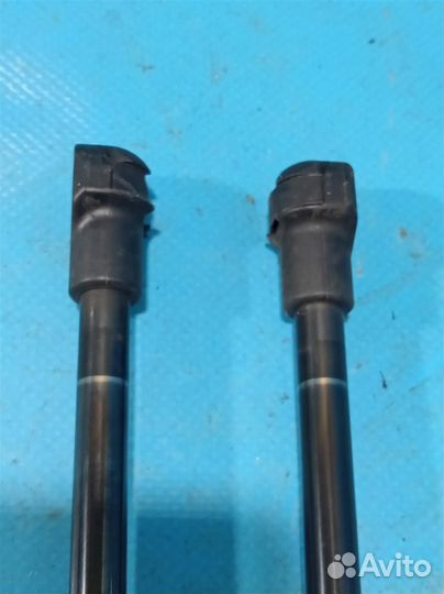 Амортизатор капота Land Rover Discovery 3 (2004-2