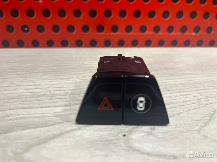 Кнопка аварийной сигнализации Bmw 5 G30 2017