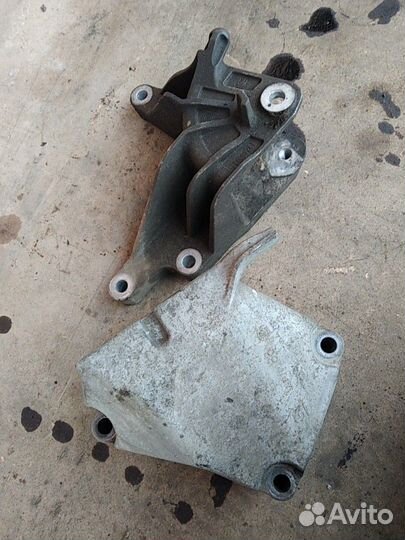 Кронштейн двигателя a14net Opel Zafira C