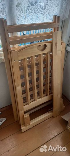 Детская кроватка с маятником