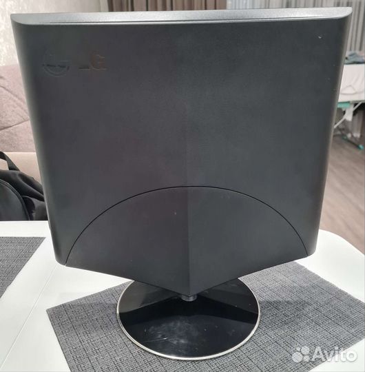 Монитор LG flatron L 1960 TR