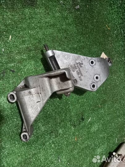 Кронштейн гура на audi 80 B3