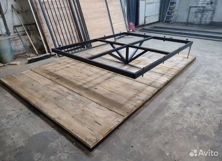 Кровать лофт с каркасом из металла