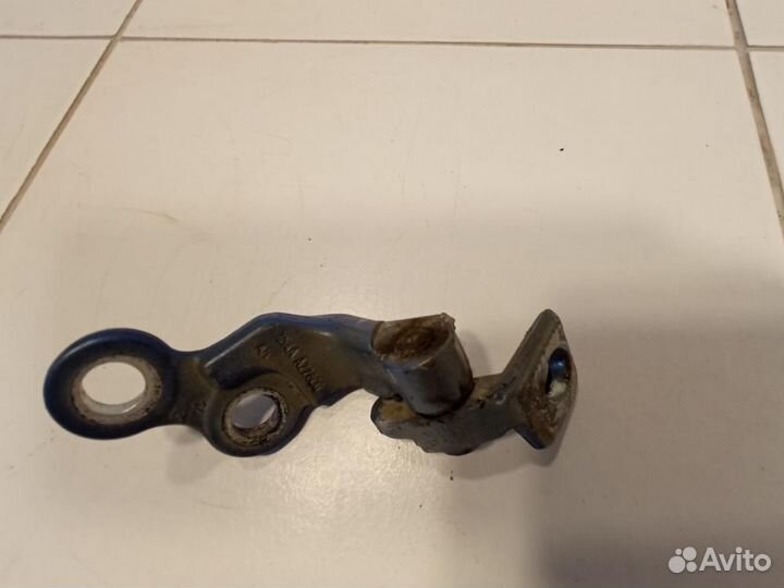 Петля двери передней правой нижняя Ford Focus 1 DN