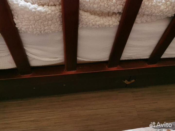 Детская кроватка с маятником и ящиком