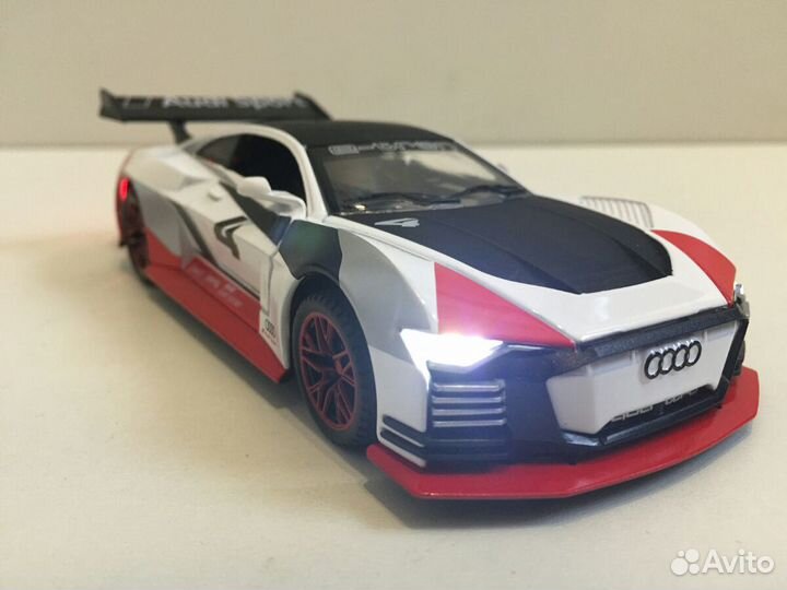 Металлическая модель Ауди. Audi E-Tron 1-32