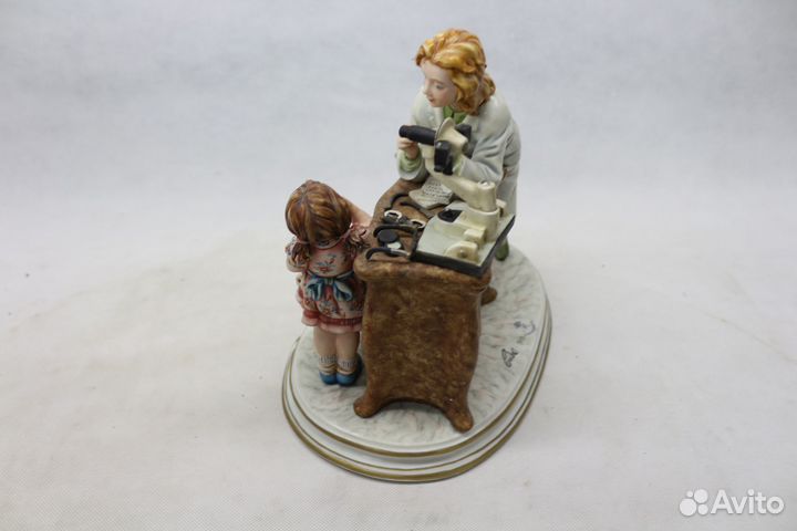Статуэтка из фарфора Девочка у Офтальмолога