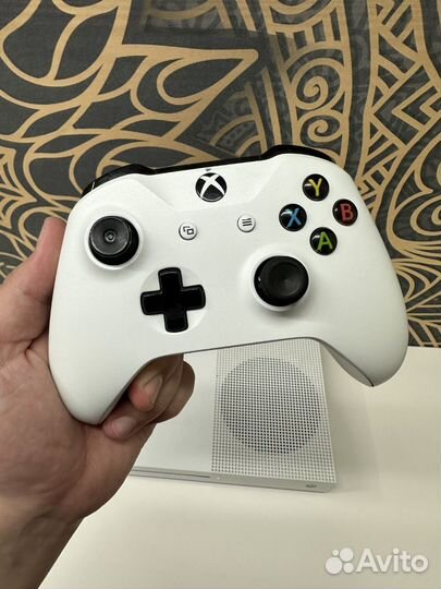 Xbox One S 1tb / 2 геймпада