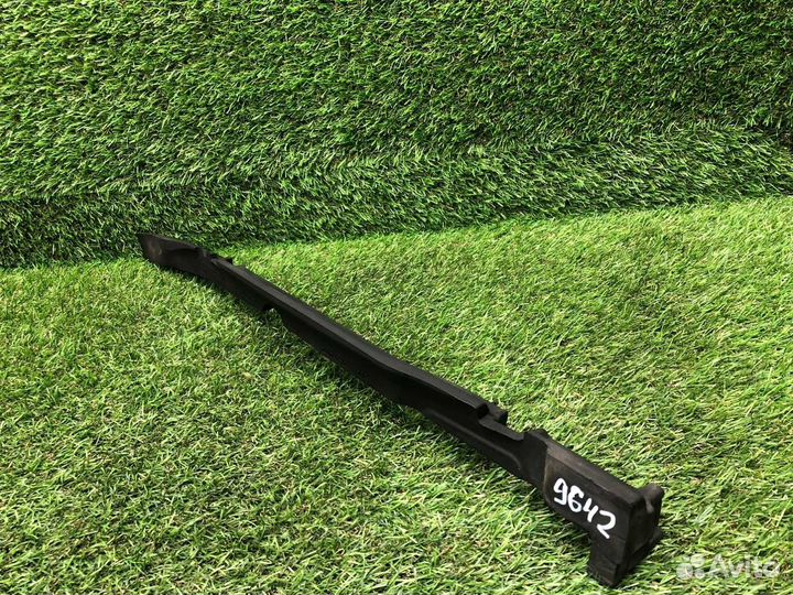 Уплотнитель левый Bmw 5 Series F10 N52B30AF