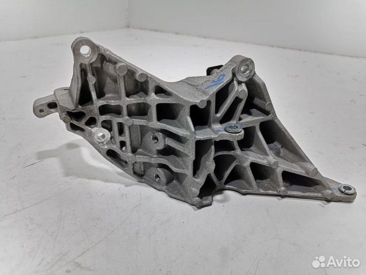 Кронштейн генератора Land Rover Discovery 4 рест