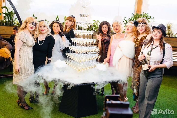 Пирамида из бокалов шампанского, шоколадный фонтан