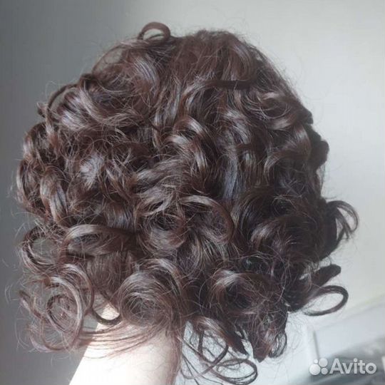 Кучерявый волнистый каштановый парик короткий