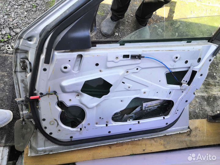 Дверь автомобиля