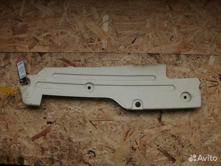 Накладка кронштейна фары (левая) FH13 (Volvo)