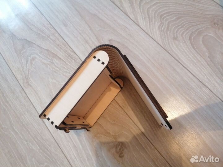 Деревянная шкатулка