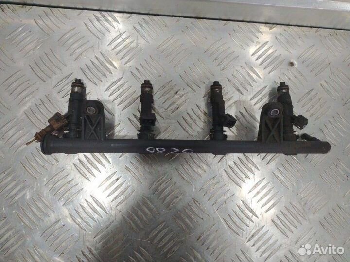 Топливная рампа (рейка) с форсунками Renault Logan