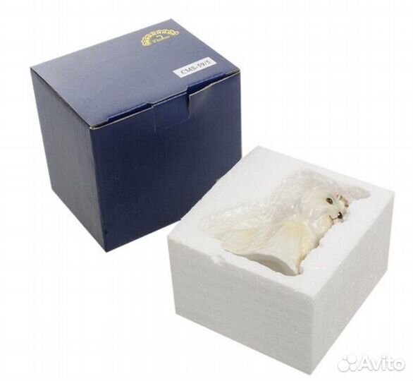 Фарфоровая статуэтка Собачка