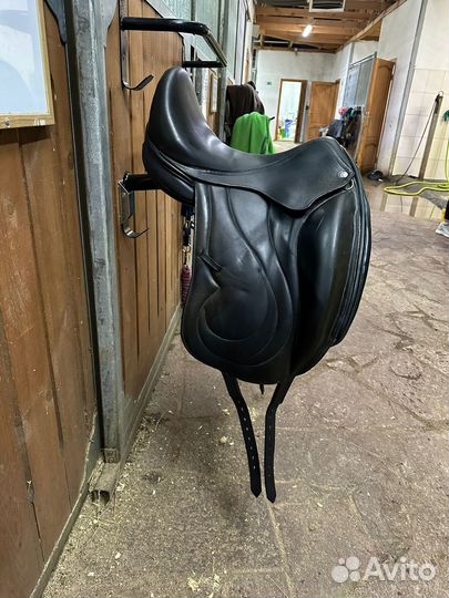 Продам седло выездковое Гермида