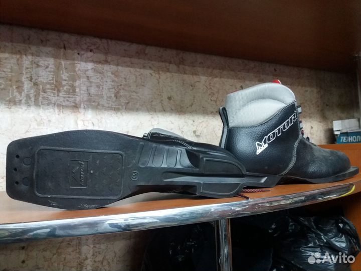Лыжные ботинки