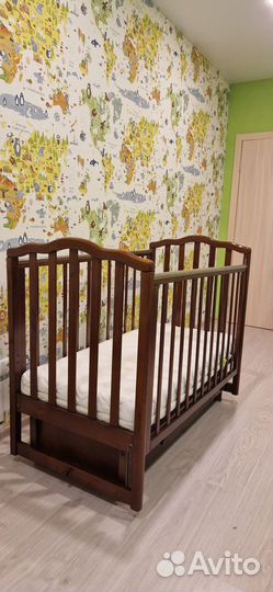 Детская кроватка с маятником и ящиком
