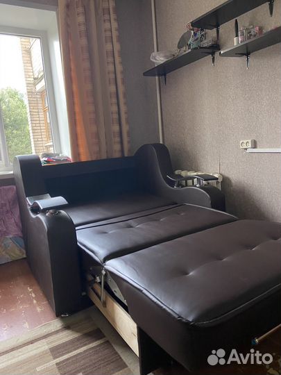 Продаётся кожанный полутороспальный диван