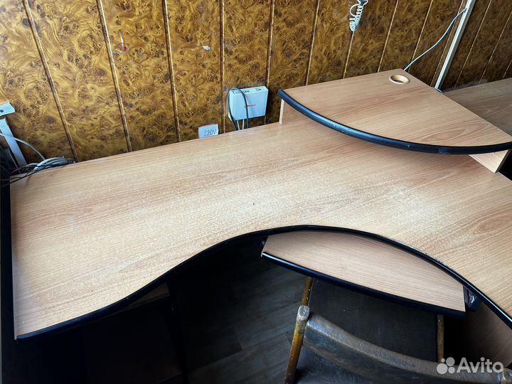 Компьютерный стол угловой с полками