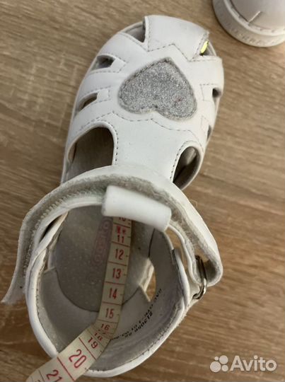 Сандали для девочки белые