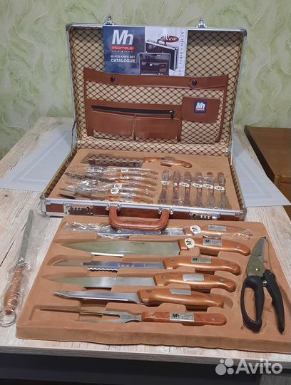 Набор ножей и вилок в чемодане