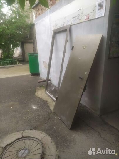 Дверь входная металлическая, сейфовая, левая