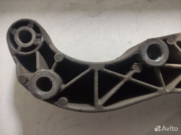 Кронштейн крепления кпп Лада granta