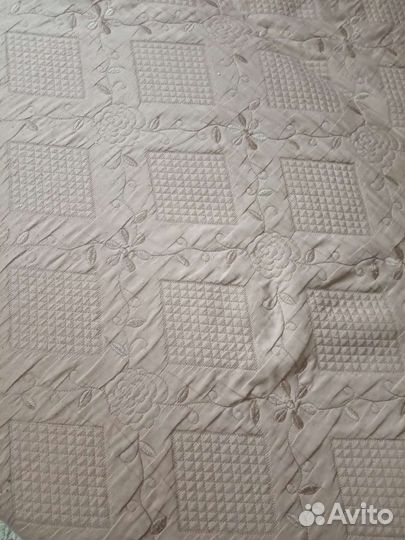 Покрывало с подушками