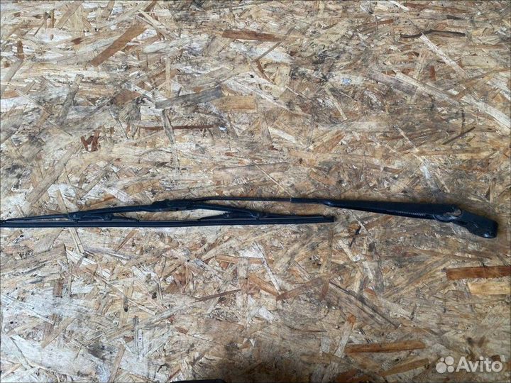 Поводок стеклоочистителя правый Renault Logan