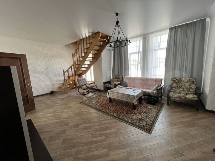 Дом 180 м² на участке 4 сот.