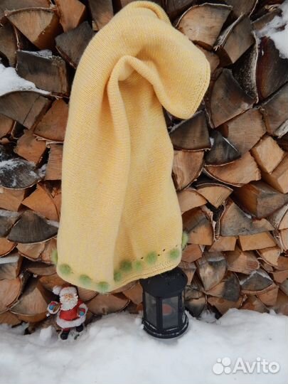 Желтый вязаный шарф-труба с помпонами