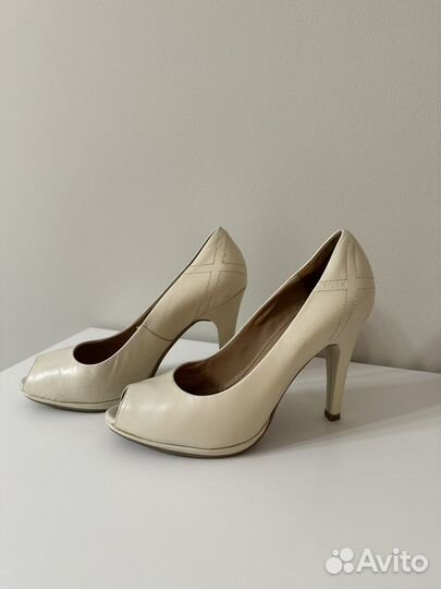 Белые туфли на каблуке