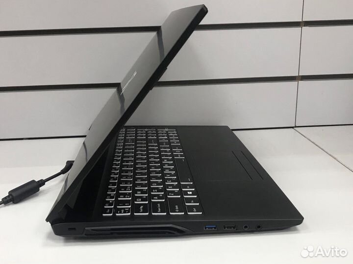 Ноутбук Dream Machines (ле81)