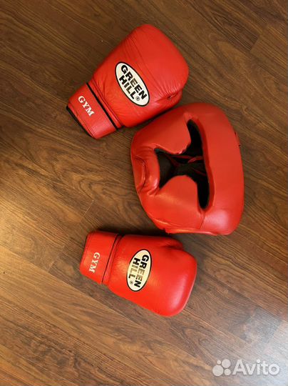 Боксерские перчатки и шлем