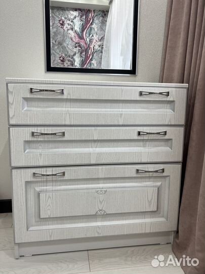 Прикроватные тумбы и комод