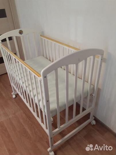 Детская кроватка с матрасом и бортиками