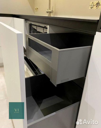 Кухня встроенная светлая