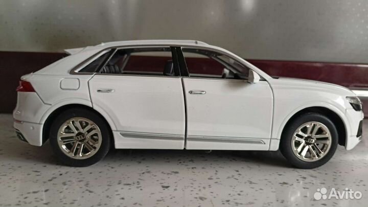 Модель Audi Q 8 1:18